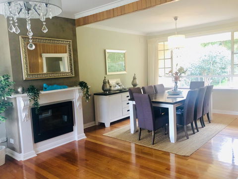 Stunning House With Beautiful Entertainment Area!! - Accommodation Gladstone 4