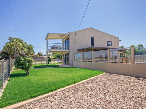 Pearl By The Sea - Accommodation Gladstone 13