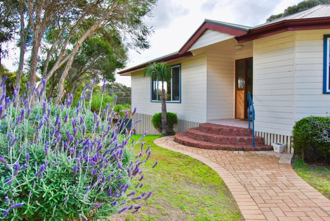 Annie\'s Balquhidder Cottage - Accommodation Gladstone 0