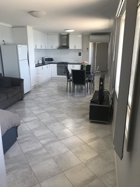 Beachside & Jetty View Apartment 6 - Captain\'s Apt - Accommodation Gladstone 4