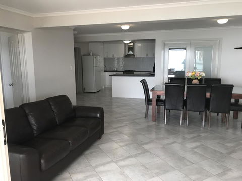 Beachside & Jetty View Apartment 6 - Captain\'s Apt - Accommodation Gladstone 32