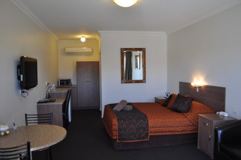 Augusta Courtyard Motel - Accommodation Gladstone 0