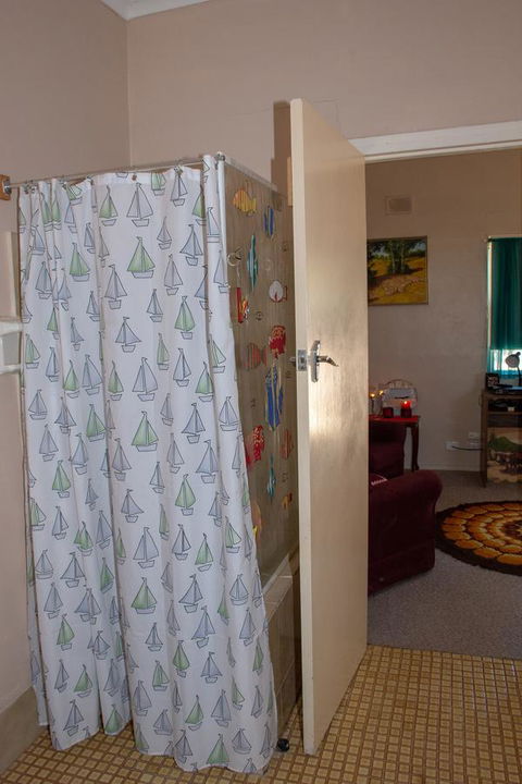 Kimba Units - Accommodation Gladstone 11