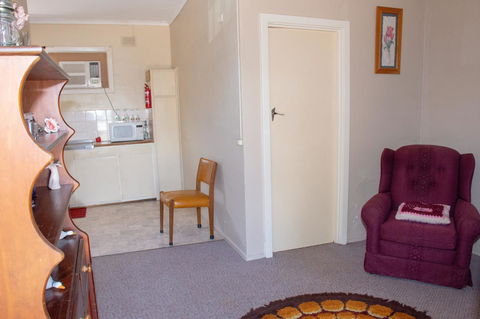Kimba Units - Accommodation Gladstone 4