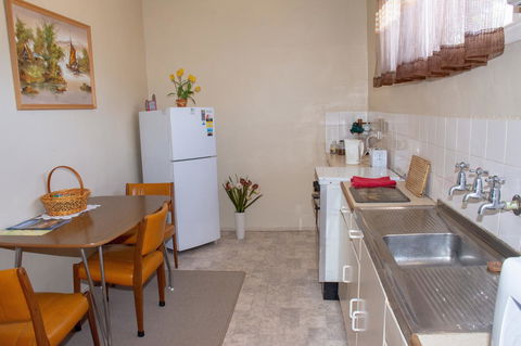 Kimba Units - Accommodation Gladstone 6