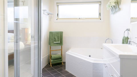 One Tree Bed And Breakfast - Accommodation Gladstone 9