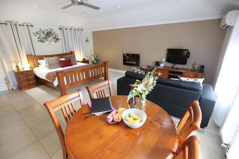 One Tree Bed And Breakfast - Accommodation Gladstone 16