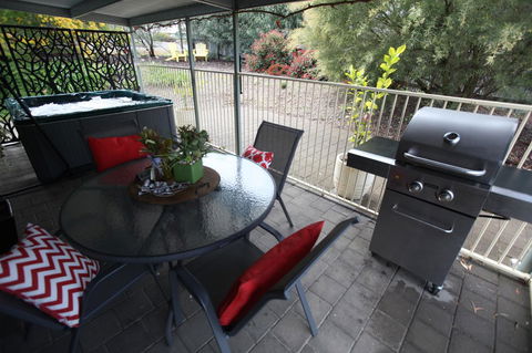 One Tree Bed And Breakfast - Accommodation Gladstone 3