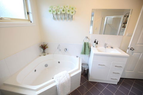 One Tree Bed And Breakfast - Accommodation Gladstone 10