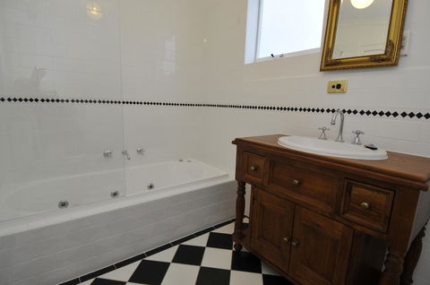 Peppermint Farm Cottage - Accommodation Gladstone 5