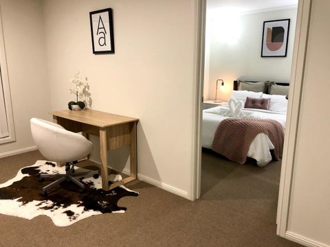 MODERN SPACIOUS 3 BR HOME - NEAR BEACH & AIRPORT - Accommodation Gladstone 5
