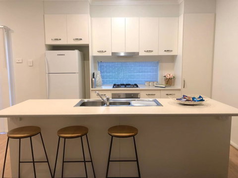 MODERN SPACIOUS 3 BR HOME - NEAR BEACH & AIRPORT - Accommodation Gladstone 9