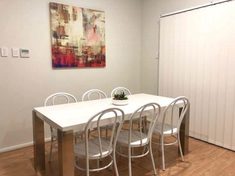 MODERN SPACIOUS 3 BR HOME - NEAR BEACH & AIRPORT - Accommodation Gladstone 10