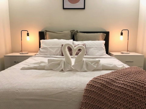 MODERN SPACIOUS 3 BR HOME - NEAR BEACH & AIRPORT - Accommodation Gladstone 1
