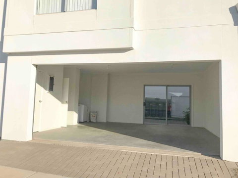 MODERN SPACIOUS 3 BR HOME - NEAR BEACH & AIRPORT - Accommodation Gladstone 13