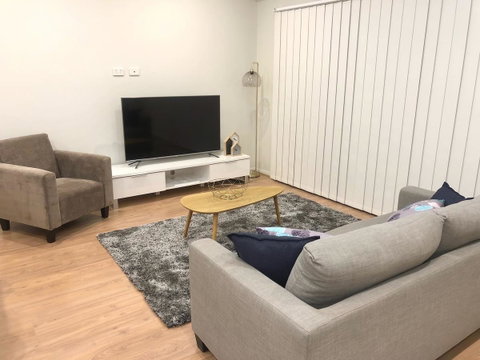 MODERN SPACIOUS 3 BR HOME - NEAR BEACH & AIRPORT - Accommodation Gladstone 7