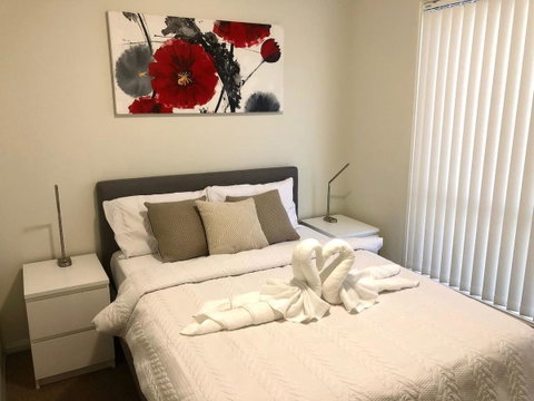 MODERN SPACIOUS 3 BR HOME - NEAR BEACH & AIRPORT - Accommodation Gladstone 2