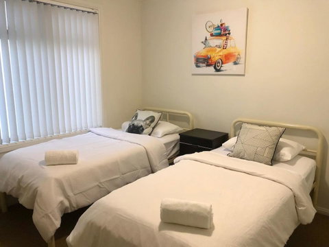 MODERN SPACIOUS 3 BR HOME - NEAR BEACH & AIRPORT - Accommodation Gladstone 3