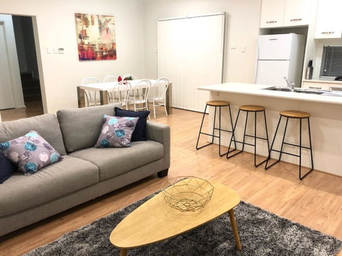 MODERN SPACIOUS 3 BR HOME - NEAR BEACH & AIRPORT - Accommodation Gladstone 8