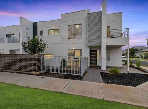 MODERN SPACIOUS 3 BR HOME - NEAR BEACH & AIRPORT - Accommodation Gladstone 0