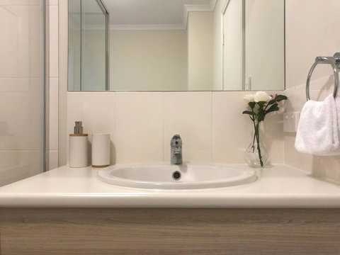 MODERN SPACIOUS 3 BR HOME - NEAR BEACH & AIRPORT - Accommodation Gladstone 4