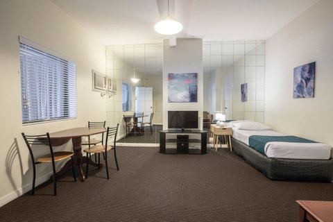 Greenways Apartments - Accommodation Gladstone 0