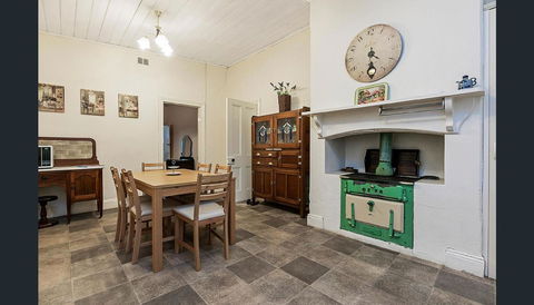 Treasured Memories Cottage - Accommodation Gladstone 4