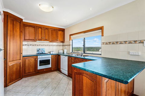 Rocks Retreat House With Sea Views - Accommodation Gladstone 10