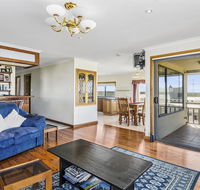 Rocks Retreat House with Sea Views - Accommodation Gladstone