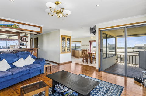 Rocks Retreat House With Sea Views - Accommodation Gladstone 0
