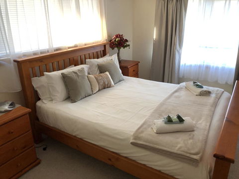Rocks Retreat House With Sea Views - Accommodation Gladstone 2