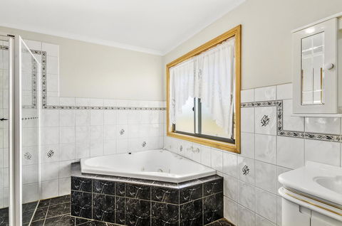 Rocks Retreat House With Sea Views - Accommodation Gladstone 12