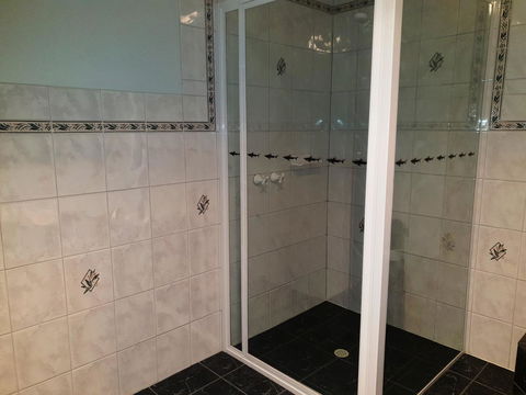 Rocks Retreat House With Sea Views - Accommodation Gladstone 16
