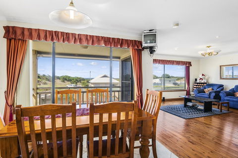 Rocks Retreat House With Sea Views - Accommodation Gladstone 14