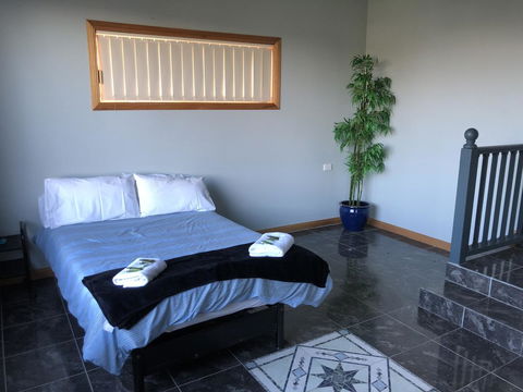 Rocks Retreat House With Sea Views - Accommodation Gladstone 4