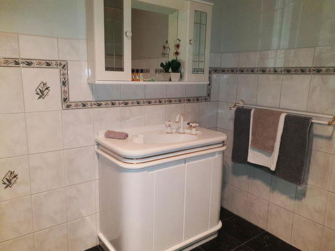 Rocks Retreat House With Sea Views - Accommodation Gladstone 15