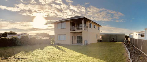 Rocks Retreat House With Sea Views - Accommodation Gladstone 5