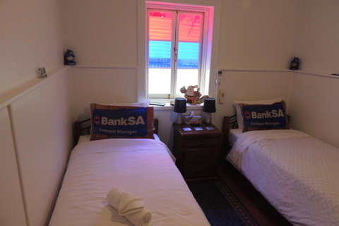 Wozza's B&B - Accommodation Gladstone 9