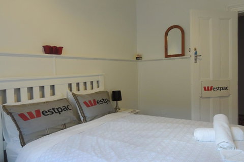 Wozza's B&B - Accommodation Gladstone 36