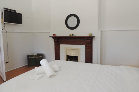Wozza's B&B - Accommodation Gladstone 25