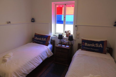 Wozza's B&B - Accommodation Gladstone 10