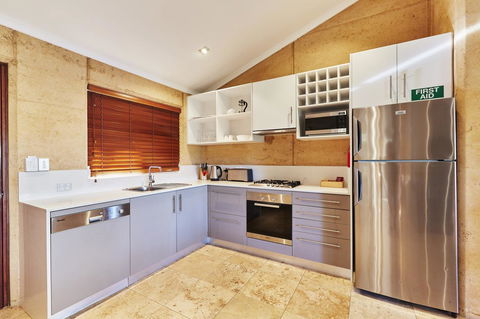 Eight Willows Retreat - Accommodation Gladstone 2