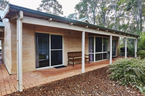 Eight Willows Retreat - Accommodation Gladstone 25