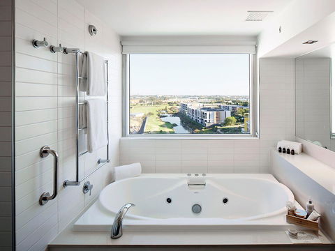 Crown Promenade Perth - Accommodation Gladstone 3