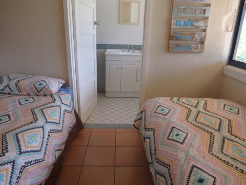 Lazy Lobster Holiday Units & Chalets - Accommodation Gladstone 2
