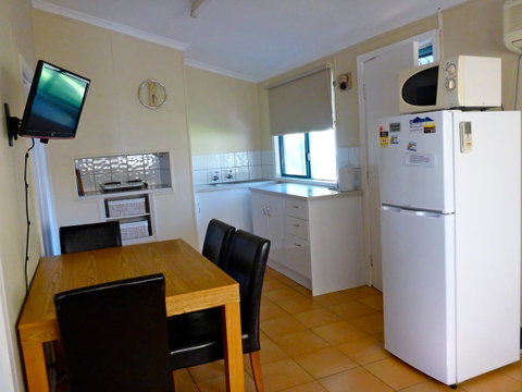 Lazy Lobster Holiday Units & Chalets - Accommodation Gladstone 24