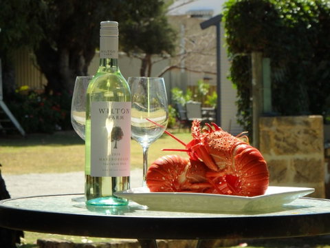 Lazy Lobster Holiday Units & Chalets - Accommodation Gladstone 0