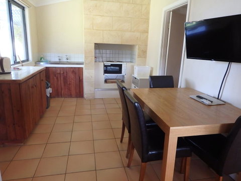 Lazy Lobster Holiday Units & Chalets - Accommodation Gladstone 4