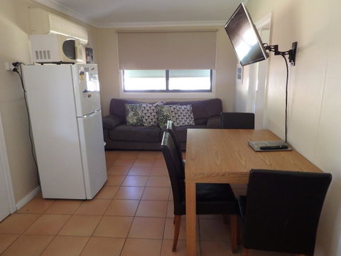 Lazy Lobster Holiday Units & Chalets - Accommodation Gladstone 5