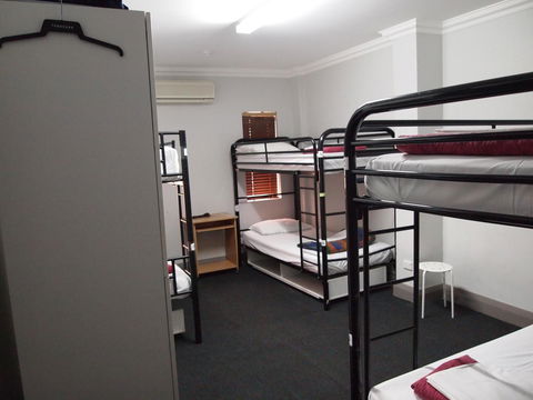 The Emperors Crown Hostel - Accommodation Gladstone 4